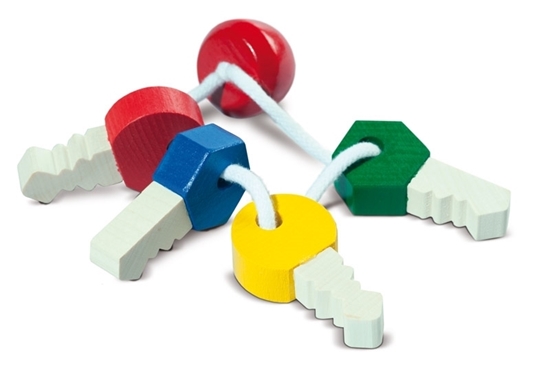 Een sleutelbos met 4 houten sleutels, 1 rode, 1 blauwe, 1 gele en 1 groene