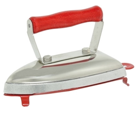 Op een rood metalen steun staat een ijzeren strijkijzer voor kinderen met rood houten handvat.