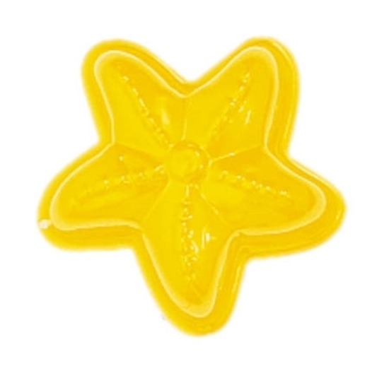 Geel gelakt metalen zandvormpje in de vorm van een zeester.