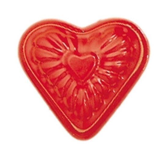 Rood gelakt zandvormpje in de vorm van een hart.