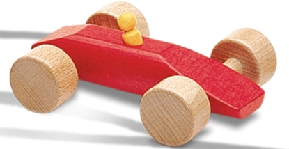 Rode houten speelgoed race auto met bestuurder.