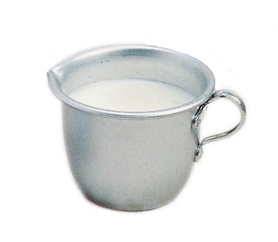 Aluminium melkpotje die melk bevat.