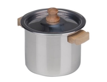 Hoge speelgoed kookpot in aluminium met deksel  met houten handvaten en houten knop op het deksel.