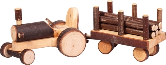 Tractor met aanhangwagen met houten balken, gemaakt van takkenhout.