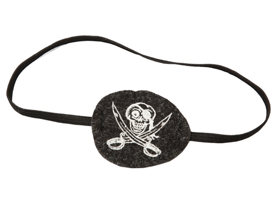 Zwarte vilten ooglap met witte piratenafbeelding, bevestigd op een zwarte elastiek.