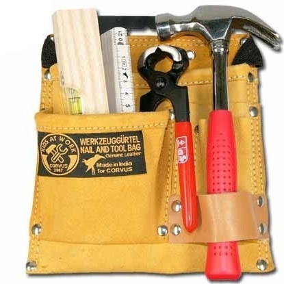 Gereedschapsriem in echt leder met verschillend gereedschap: een hamer, een nijptang, een plooimeter en een houten waterpas.