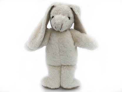 Wit pluchen konijn in bio katoen, rechtstaand met lange oren.
