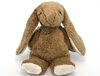 Lapin en coton bio beige avec de longues oreilles et la plante des pattes  en mohair blanc, assis.