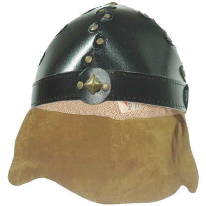 Casque de chevalier  en carton noir riveté avec protège-nuque en cuir.