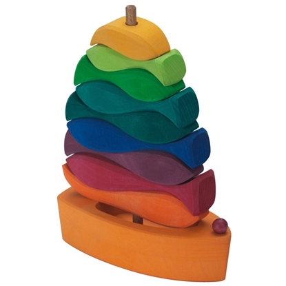 Een oranje houten boot met op de mast ervan 9 houten visjes gestapeld van beneden tot boven in afnemende grootte en in verschillende kleuren. Van onder tot boven 1 oranje, 1 bordeaux, 1 paarse, 1 blauwe, 1 donkergroene, 1 groene, 1 lichtgroene en 1 gele.