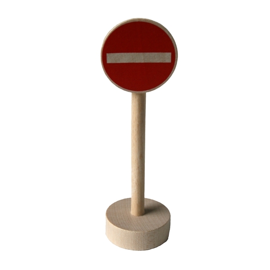 Houten verkeersteken verboden ingang om met de autootjes te spelen. Houten ronde sokkel met houten paal en rond rood paneel met horizontale witte streep