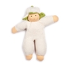 Doudou poupée blanche en coton bio, rembourré de pure laine vierge bio, avec un bonnet-fleur blanc et vert, une tenue blanche et sur le dos 2 ailes en pure soie verte.