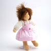 Petite poupée de chiffon qui semble sautiller. Elle a des cheveux de mohair brun, des yeux bruns peints à la main, un t-shirt blanc et une robe chasuble rose.