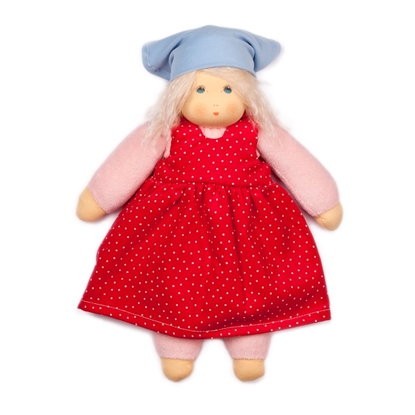 Voddenpop van 35 cm met blond haar en blauwe ogen. Ze draagt roos ondergoed, een rode jurk met witte stippen en een lichtblauwe hoofddoek.