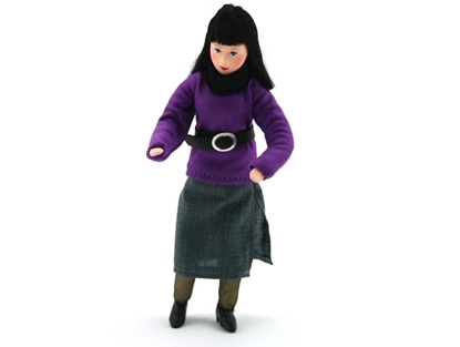 Pop voor poppenhuis, klassieke moeder met zwart lang haar, grijze rok, paarse trui met bovenop de trui een brede zwarte ceintuur met grote gesp.