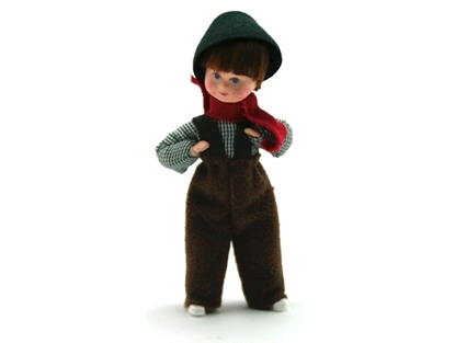 Pop voor poppenhuis, jongen met groen geruit hemd, donker bruine wollen hoed en broek met bretellen en een rode sjerp.