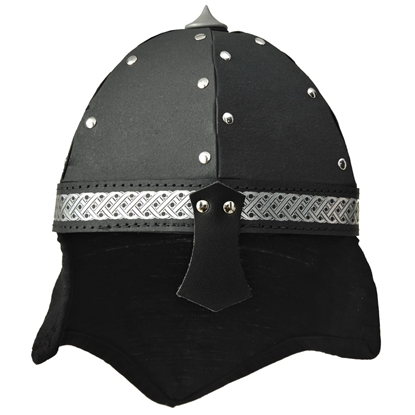 Speelgoed viking helm met neusbeschermer gemaakt van stevig zwart karton, afgewerkt aan de achterzijde met een nekbescherming van zwart katoen.