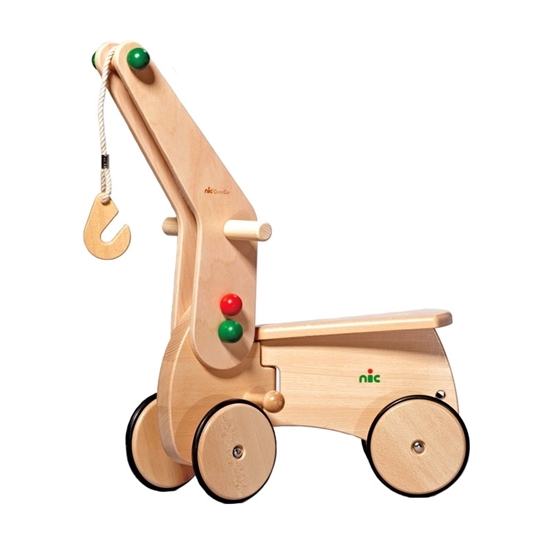 Houten kraan als opbouw op de houten speelgoed loopauto.