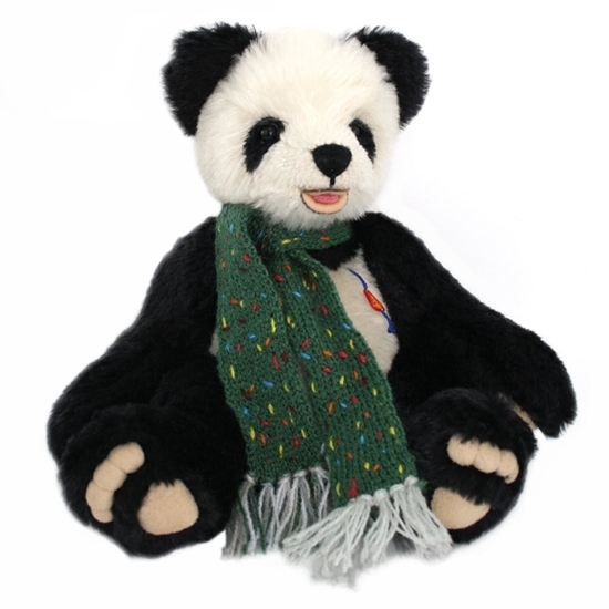 Panda beer in mohair met lange groene wollen sjerp.