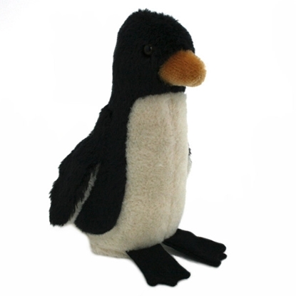 Kleine pinguïn gemaakt van mohair, met een witte buik, zwarte rug  hoofd en poten en een oranje bek.