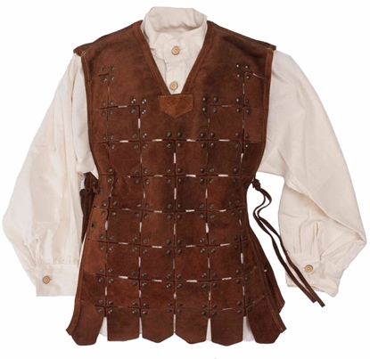 Chemise de chevalier blanche recouverte d'un tabard de chevalier court en suède de cuir véritable brun foncé, composé d'environ 750 pièces de cuir rivetées, avec oeillets métalliques et lacets en cuir.