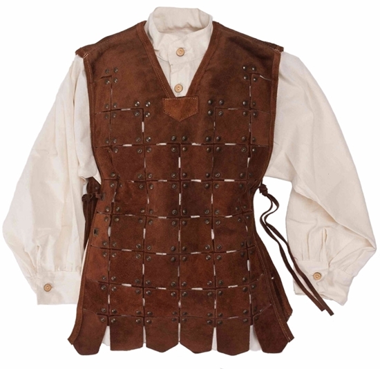 Chemise de chevalier blanche recouverte d'un tabard de chevalier court en suède de cuir véritable brun foncé, composé d'environ 750 pièces de cuir rivetées, avec oeillets métalliques et lacets en cuir.