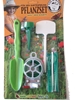 Emballage thermocollé contenant une petite pelle à planter verte, un support vert pour bouteille en pet pour donner de l'eau aux plantes, un rouleau de ficelle métallique verte, 20 lanières vertes en plastique pour attacher les plantes, 15 étiquettes blanches en plastique pour inscrire le nom des semis.
