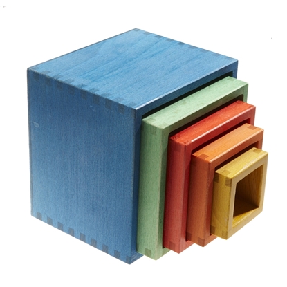 5 houten kubussen van verschillende maten en kleuren, die allemaal in elkaar passen. De grootste is blauw, de kleinste geel met daartussen 1 groene, 1 rode, en 1 oranje.