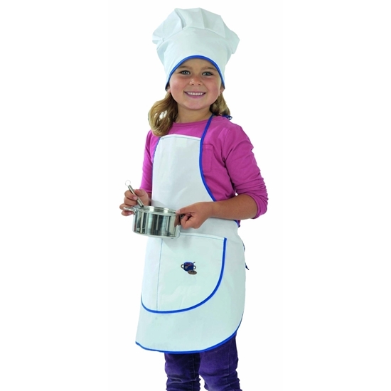 Fillette souriante portant une grande toque de chef et un tablier de cuisine avec grande poche, tout deux blancs bordés d'un galon bleu. L'enfant porte des jeans bleu et un sweat-shirt fuchsia et tient dans ses mains une petite casserole de jeu et un fouet.