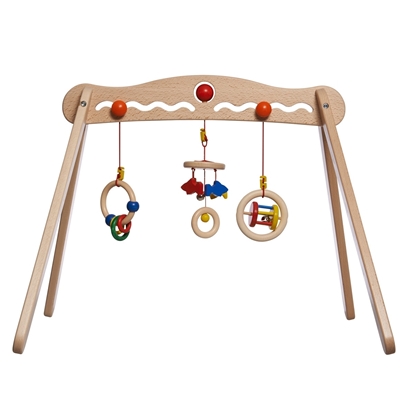 Houten babyboog op 4 houten poten. Eraan hangen 3 veelkleurige babyspeeltjes: rammelaars met metalen belletjes of houten ringetjes.