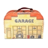 Beschilderde kartonnen valies in de vorm van een garage om met autootjes te spelen.