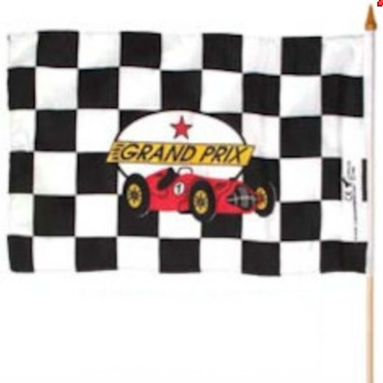 Vlag met zwarte en witte blokjes met een rode racewagen op gedrukt en de woorden Grand Prix