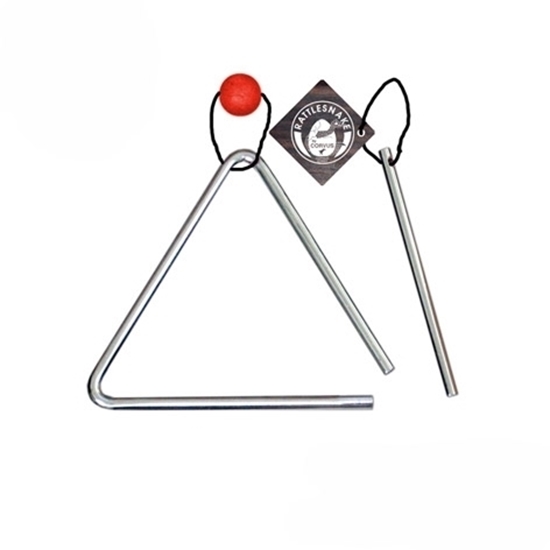 Gechromeerde metalen staafje die in drie delen geplooid is in de vorm van een driehoek opgehangen aan een koordje met rode parel, samen met een klein staafje om de triangel te laten klinken.