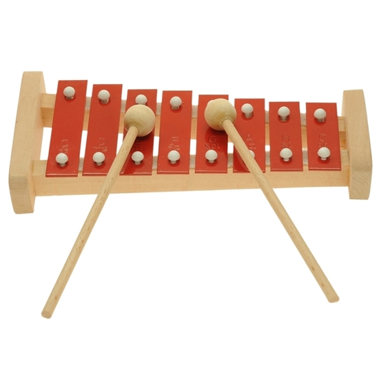 Pentatonische xylofoon gemaakt van een massief  beuken houten kader waarop  8 rode metalen plaatjes liggen met twee stokjes met een houten bol op het uiteinde om er muziek op te maken.