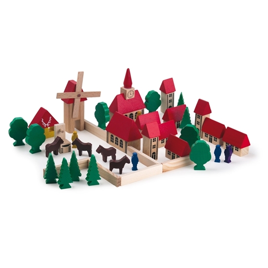 Klein houten dorpje. 7 huisjes, 1 kerk, 1 molen  en 3 torens, allemaal met rode daken, 4 ventjes, 4 bruine paarden, 6 loofbomen, 6 sparren, 6 omheiningen en een drinkbak voor de dieren.