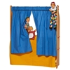 Op een speelstandaard, ligt ter tafel hoogte een gele doek en bovenaan hangen 2 blauwe gordijnen om zo een poppenkast te vormen. Bovenaan en tussen de 2 gordijnen zijn er 3 marionetten.