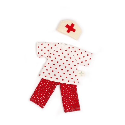 Poppenkleding dokter bestaande uit rode lange broek met kleine witte stipjes, wit jasje met kleine rode hartjes en een doktersmuts van wit wolvilt met een rood kruis erop.