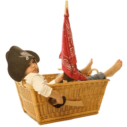 Kind verkleed in piraat in rieten mand