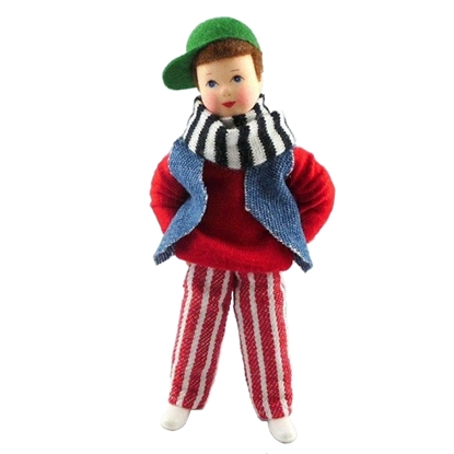 Popje voor poppenhuis, jongen met rode dikke trui, rood en wit gestreepte lange broek, een jeans vestje, een wit en zwart gestreepte sjerp en een groene pet.
