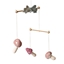 Drie roze en witte paddestoelen in gehaakt katoen bungelen aan een mobiel. Het bovenste houten staafje is versierd met een grijze strik van katoen.