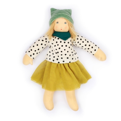 Poupée Nanchen en tissu de 40 cm aux yeux bleus et cheveux en mohair blonds. La poupée Waldorf porte une jupe en tulle verte, un sweatshirt blanc à pois noirs, un foulard bleu marine et un bonnet en velours vert turquoise.