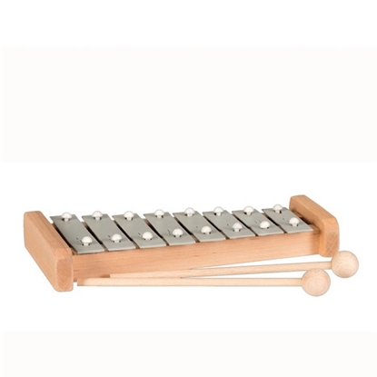 Diatonische xylofoon bestaand uit een massief houten kader waarop 8 lichtgrijs metalen plaatjes liggen en 2 houten stokjes om erop te spelen.