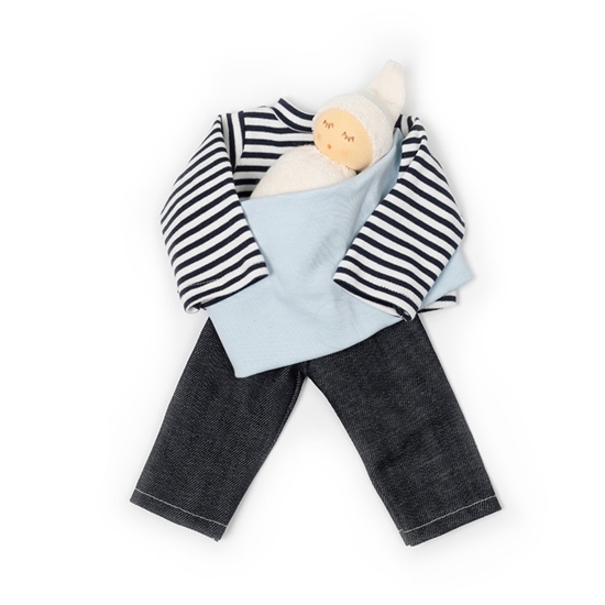 Nanchen Papa poppenkleding in bio katoen en wol bestaande uit een zwarte jeans, een wit en zwart gestreepte T-shirt met lange mouwen en een lichtblauwe babypop draagzak met daarin een wit slapend babypopje.