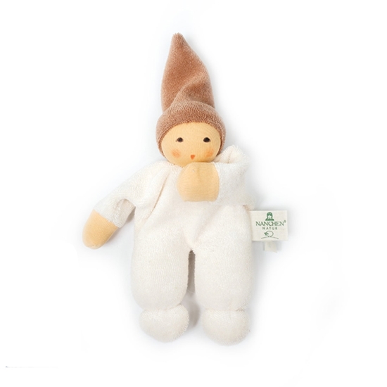 Petite doudou poupée Nanchen Nucki beige en coton bio, corps en tissu éponge blanc, bonnet pointu beige, visage peint à la main.