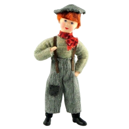 Poppenhuis pop Jongen in tweed volledig in wol gekleed met driekwart lange broek van groene tweed met een zak en bretels, lichtgroene wollen trui met rode sjaal en groene baret op zijn rood haar.