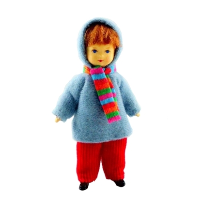 Figurine maison de poupée enfant de 8,5 cm aux yeux bleus et cheveux roux courts avec frange, porte un manteau de laine bleu clair, un pantalon en velours côtelé rouge et une écharpe rayée de diverses couleurs.