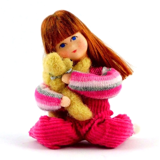 Personnage maison de poupée fille Maja avec nounours