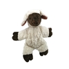 Petit mouton blanc en peluche de coton bio avec le visage et l'extrémité des pattes brun foncé.