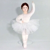 Une poupée flexible Erna Meyer, ballerine au tutu blanc, fait des pointes sur ses chaussons de ballet rose pâle.
