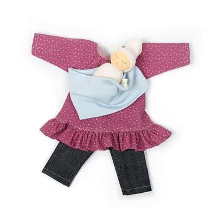 Vêtements de poupée Nanchen Mama composés d'un jean bleu foncé, d'une robe couleur aubergine à pois blancs et d'un porte-bébé bleu clair avec poupon blanc dormant en laine et/ou coton bio pour poupée de 36 cm à 40 cm.